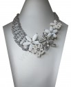 Luxusní šitý náhrdelník z broušených perlí a mačkaných perlí s aplikací kytiček 