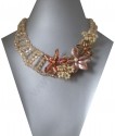 Luxusní šitý náhrdelník z broušených perlí a mačkaných perlí s aplikací kytiček 